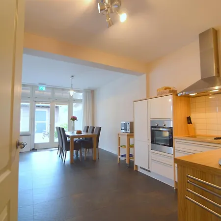 In Near Meinweg Park, Cleaning Included Apartment *
