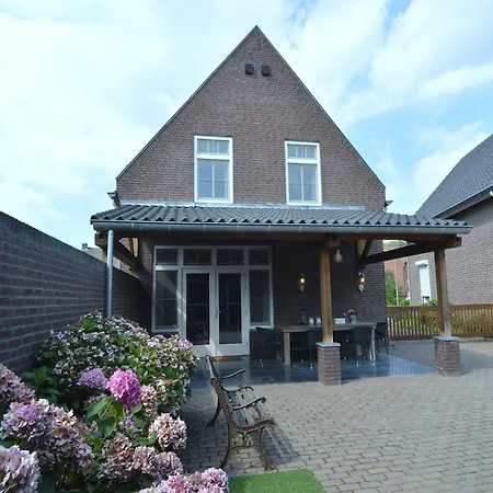 In Near Meinweg Park, Cleaning Included Apartment Posterholt
